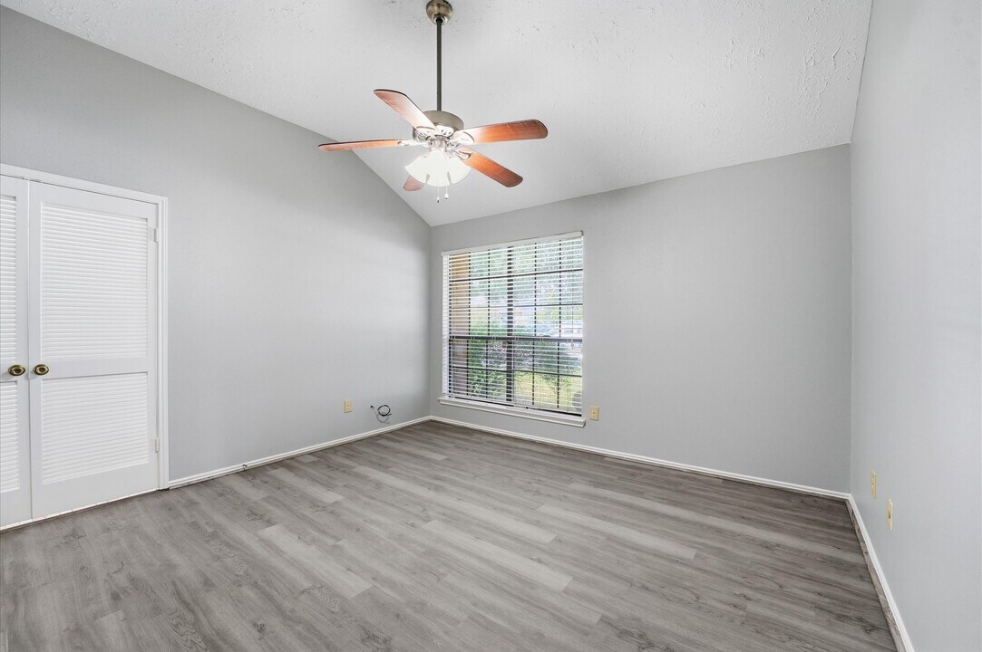 7011 Lost Thicket Dr in Houston, TX - Building Photo