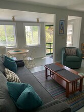 35 Warren Ave in Middletown, RI - Building Photo - Building Photo