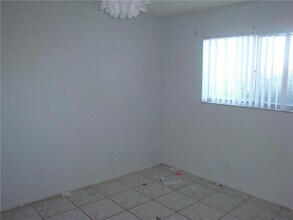 2226 N Cypress Bend Dr in Pompano Beach, FL - Building Photo - Building Photo
