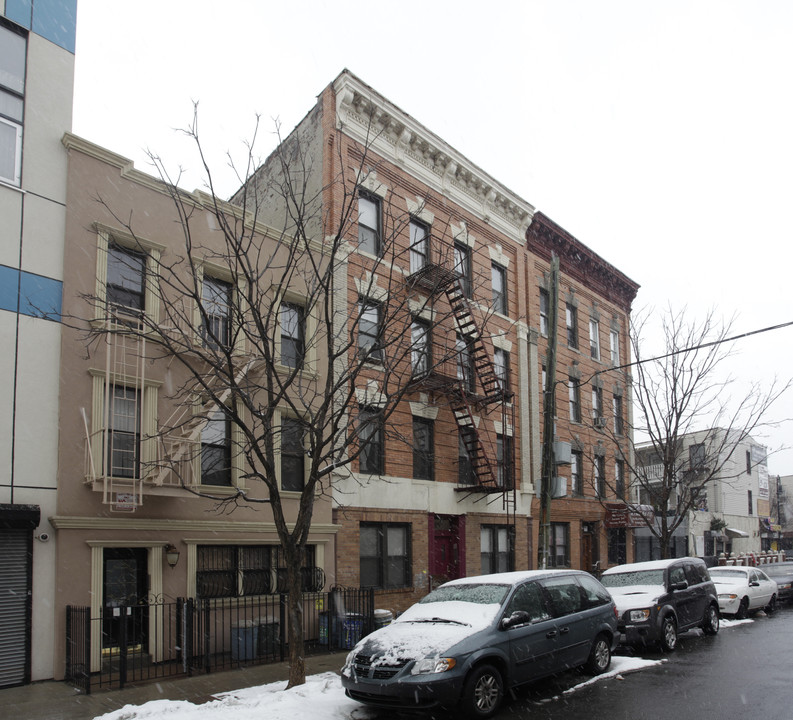 155 Huron St in Brooklyn, NY - Building Photo