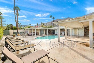 1425 Vía Soledad in Palm Springs, CA - Foto de edificio - Building Photo