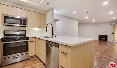 7660 Beverly Blvd in Los Angeles, CA - Building Photo - Building Photo