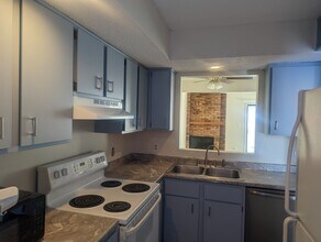 2104 Melrose Dr in Champaign, IL - Building Photo - Building Photo