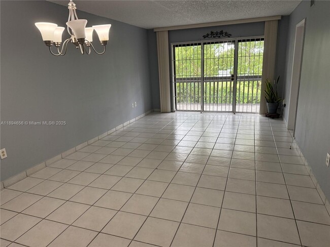 8879 Fontainebleau Blvd in Miami, FL - Building Photo - Building Photo