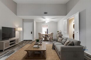 9707 Richmond Ave in Houston, TX - Building Photo