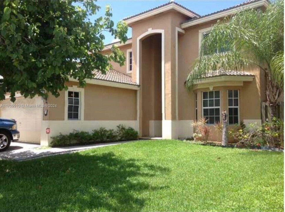 9031 SW 208th Terrace in Cutler Bay, FL - Building Photo