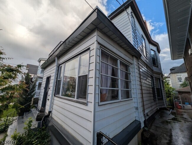 124 2nd Ave in Newark, NJ - Building Photo - Building Photo