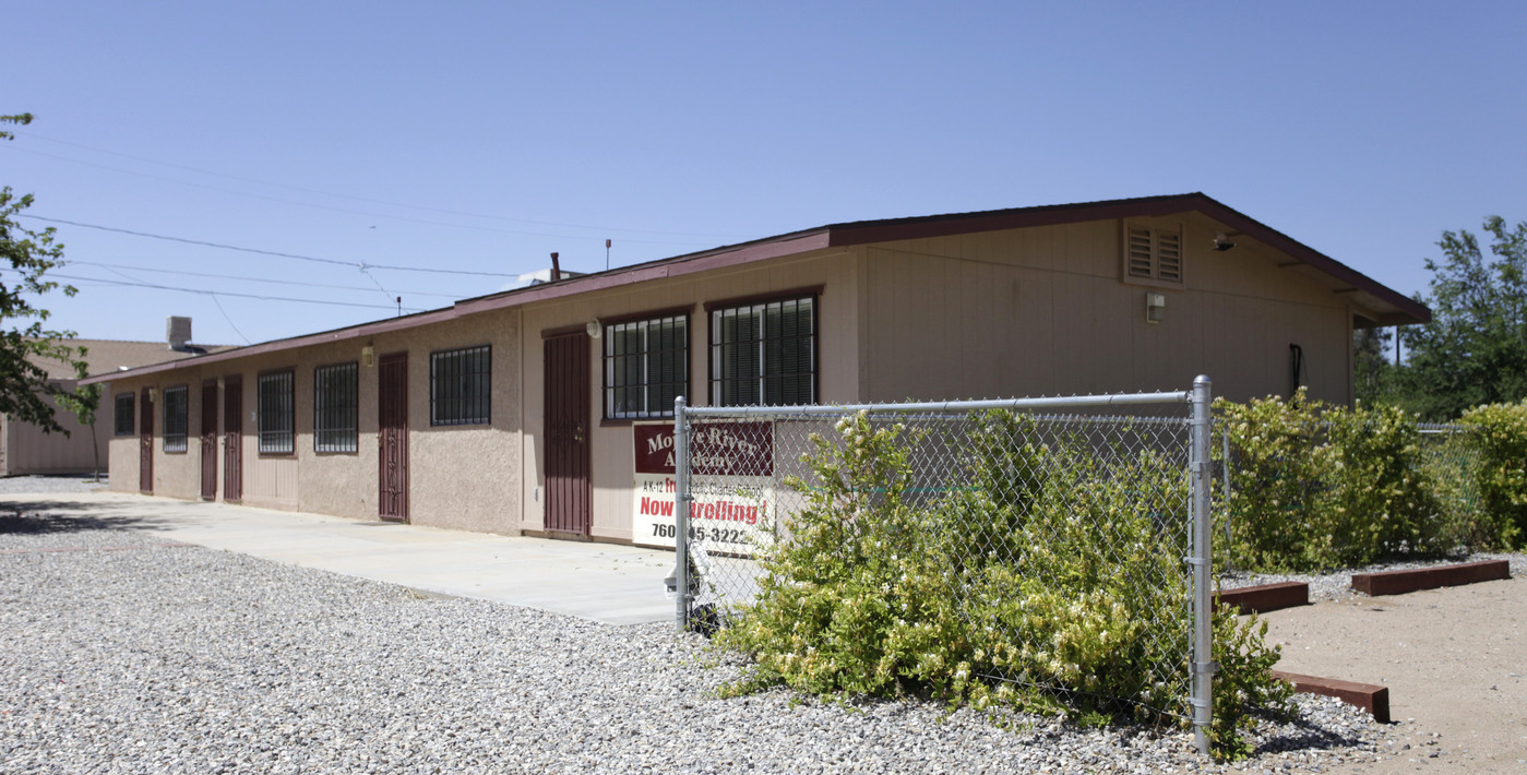 Pearmain Street Building in Adelanto, CA - Foto de edificio