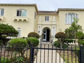 1327 S Gramercy Pl, Unit One Bedroom Upstairs in Los Angeles, CA - Building Photo