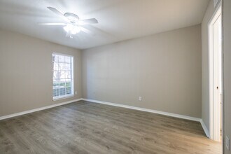 8950 Glencrest in Houston, TX - Building Photo - Interior Photo