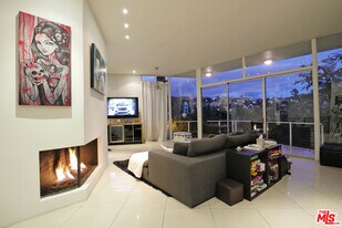 6767 Whitley Terrace in Los Angeles, CA - Building Photo