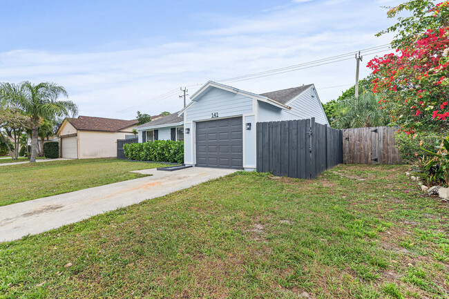 141 Rosewood Cir in Jupiter, FL - Building Photo - Building Photo