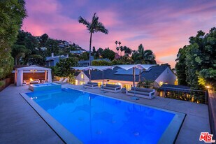 1321 Londonderry Pl in Los Angeles, CA - Building Photo