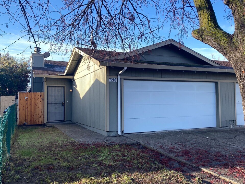 7209 Kelley Dr in Stockton, CA - Building Photo