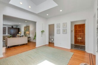 136 Fox Meadow Rd in Scarsdale, NY - Building Photo - Building Photo