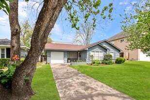 5232 Mimosa Dr in Bellaire, TX - Building Photo