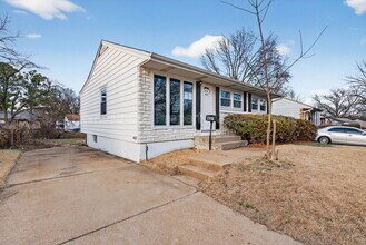 437 Lancashire Rd in St. Louis, MO - Building Photo - Building Photo