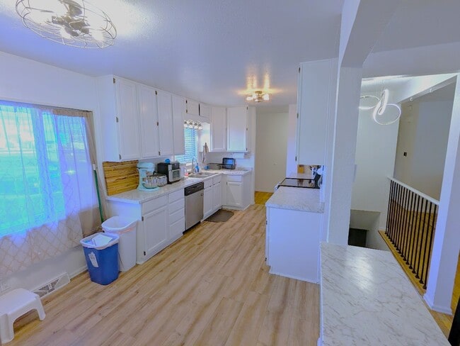 11960 W Alameda Pky, Unit 1 in Lakewood, CO - Foto de edificio - Building Photo