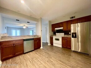 302 Cres Spring Dr in Louisville, KY - Foto de edificio - Building Photo
