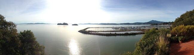 55 Marine Dr in San Rafael, CA - Foto de edificio - Building Photo