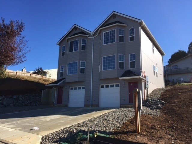 964 N 7th Rd-Unit -966 N 7th Rd in Coos Bay, OR - Building Photo - Building Photo