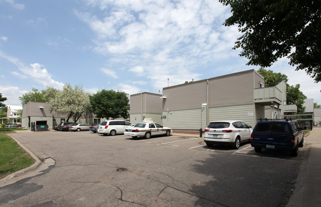 Albright Townhomes in Minneapolis, MN - Building Photo