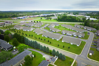 Collett Woods Townhouses in Farmington, NY - Foto de edificio - Building Photo