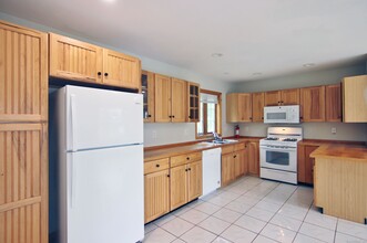 290 Folino Dr in Bridgeport, CT - Foto de edificio - Building Photo