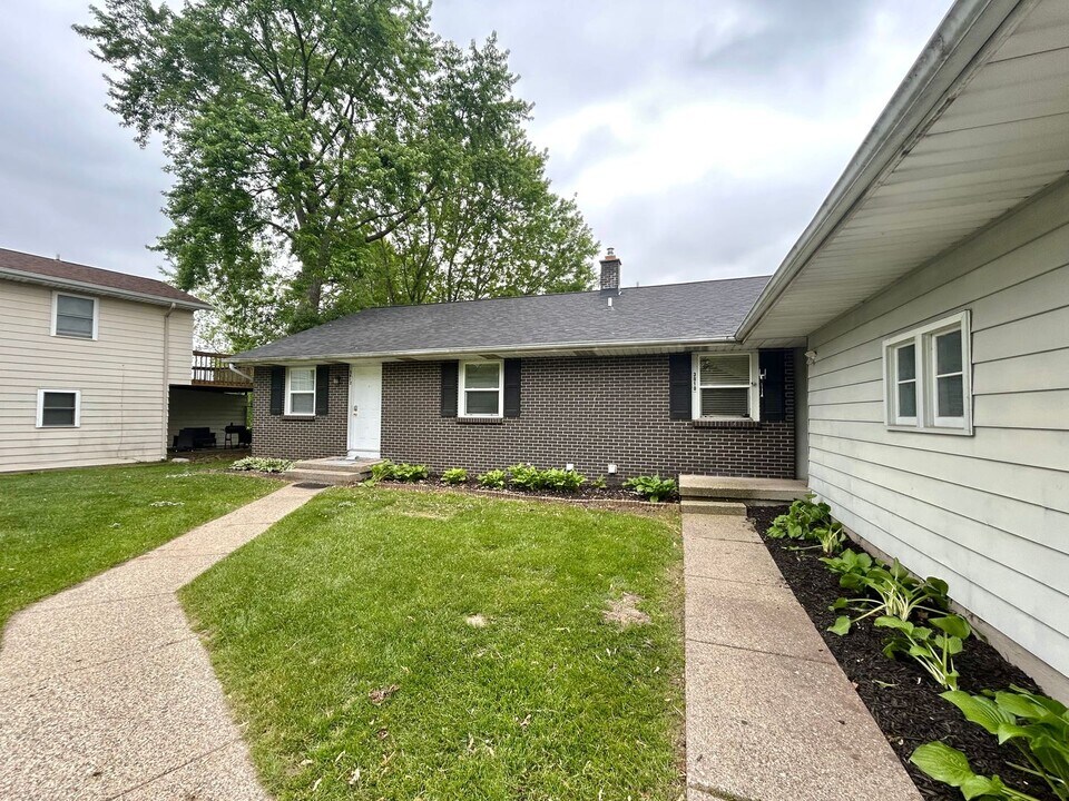 3910-3912 Camelot Dr SE in Grand Rapids, MI - Building Photo