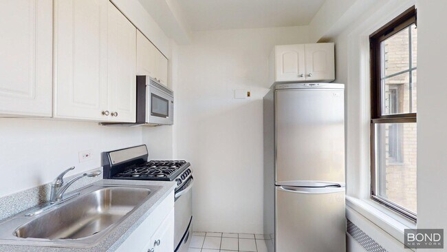 95 Christopher St in New York, NY - Building Photo - Building Photo