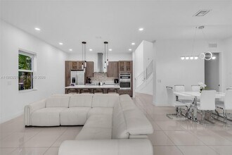 15540 NW 88th Ave in Miami Lakes, FL - Building Photo - Building Photo