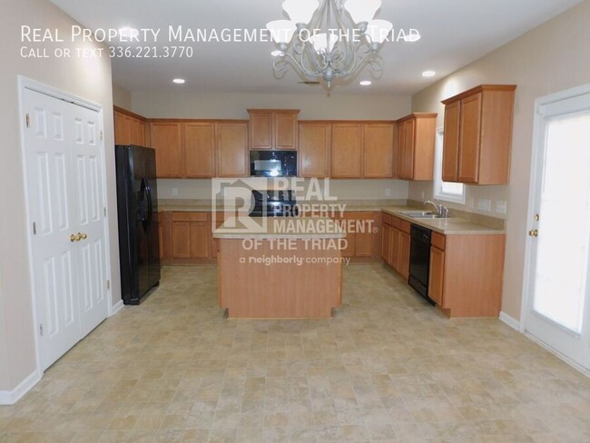 1300 Pondhaven Dr in High Point, NC - Building Photo - Building Photo