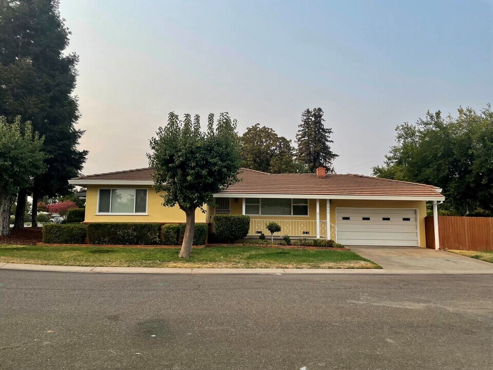 1900 Flowers St in Sacramento, CA - Building Photo