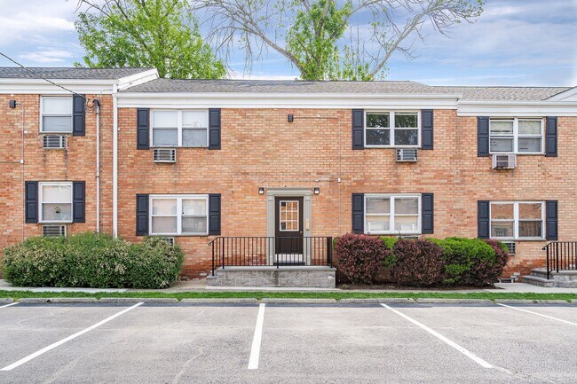 114-120 Montgomery Street Apartments in Bloomfield, NJ - Building Photo - Building Photo