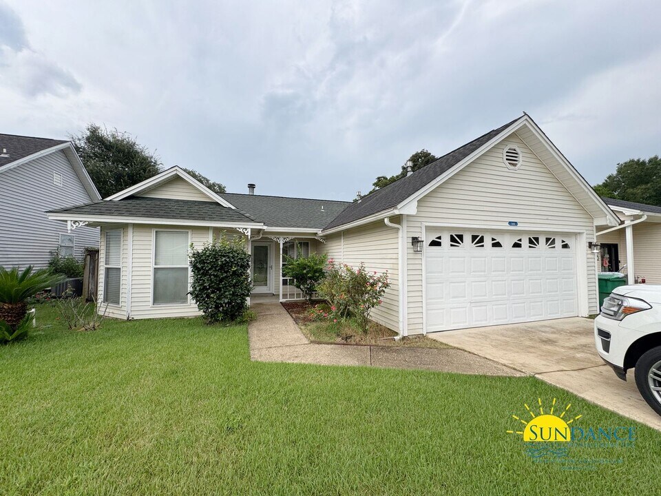 148 Meadowbrook Ct in Niceville, FL - Building Photo