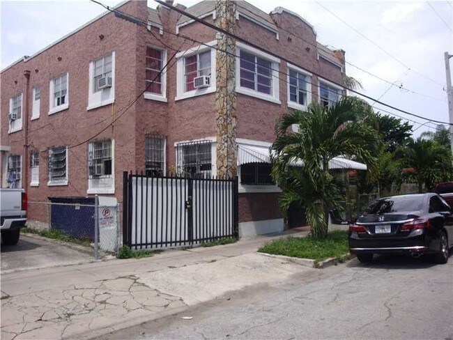 120 NW 7th Ave in Miami, FL - Building Photo - Building Photo