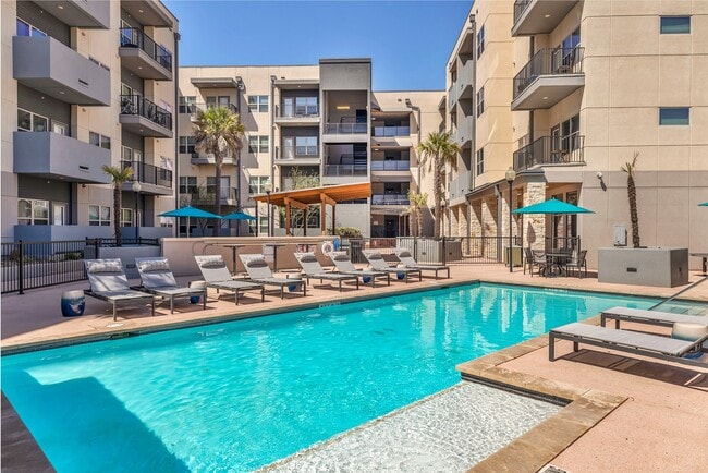 Urban Crest Apartments in San Antonio, TX - Foto de edificio - Building Photo