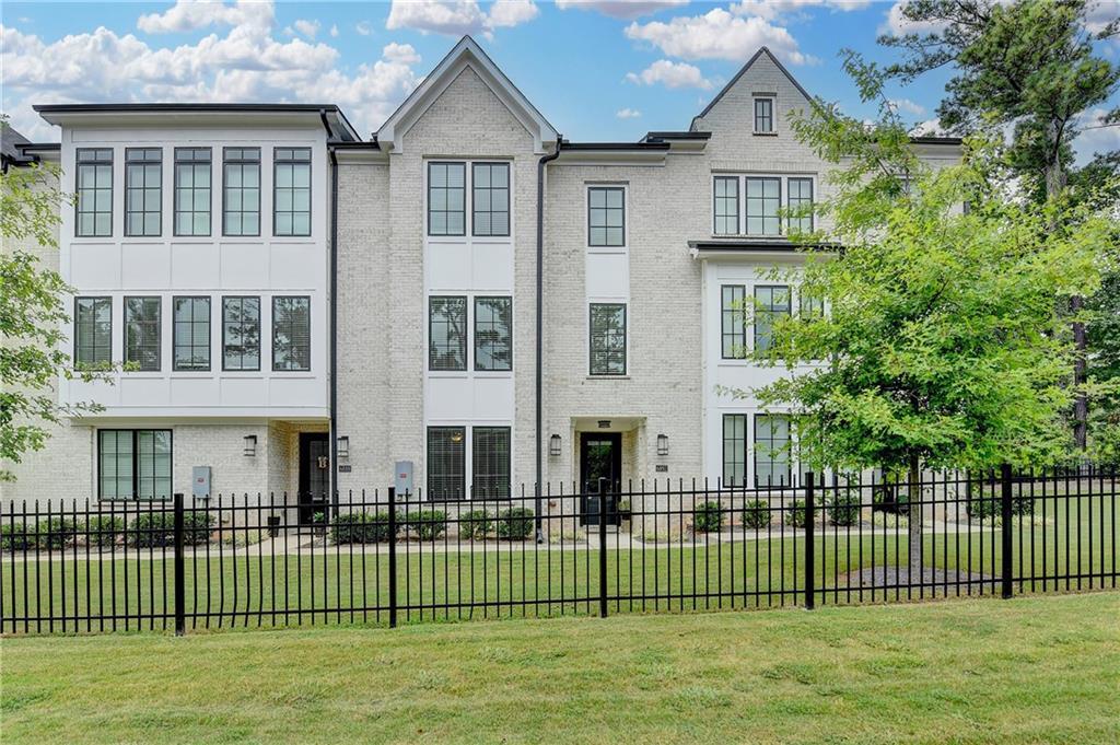 6892 Roswell Rd NE in Sandy Springs, GA - Building Photo