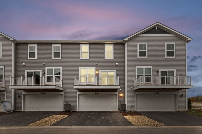 25644 W Yorkshire Dr in Plainfield, IL - Building Photo - Building Photo