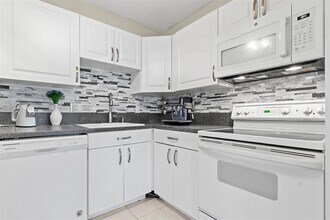 751 Pine Dr in Pompano Beach, FL - Building Photo - Building Photo