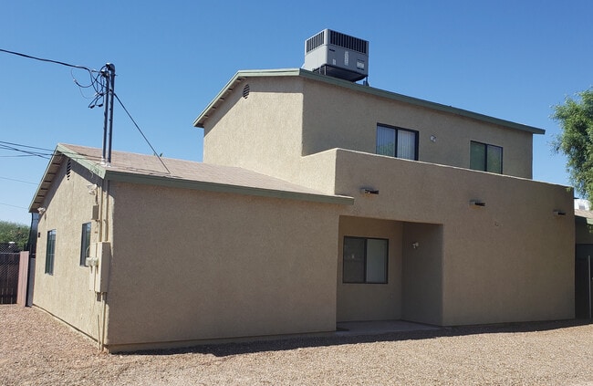 1822 E 10th St, Unit #2 - 5 bed 4 bath in Tucson, AZ - Building Photo - Building Photo