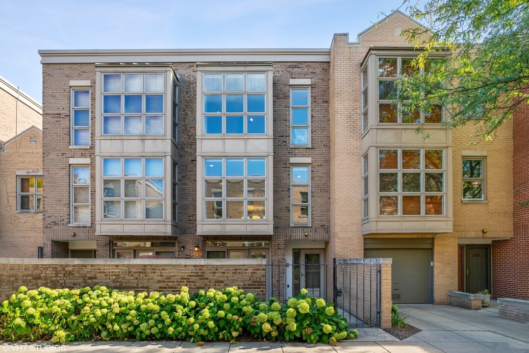 2335 N Wayne Ave in Chicago, IL - Building Photo