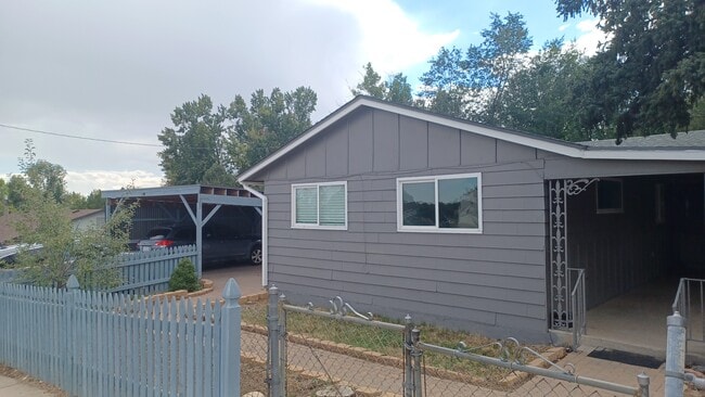 2435 Airport Rd in Colorado Springs, CO - Building Photo - Building Photo