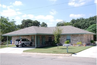 124-132 S Mansfield St in Pleasanton, TX - Building Photo - Building Photo