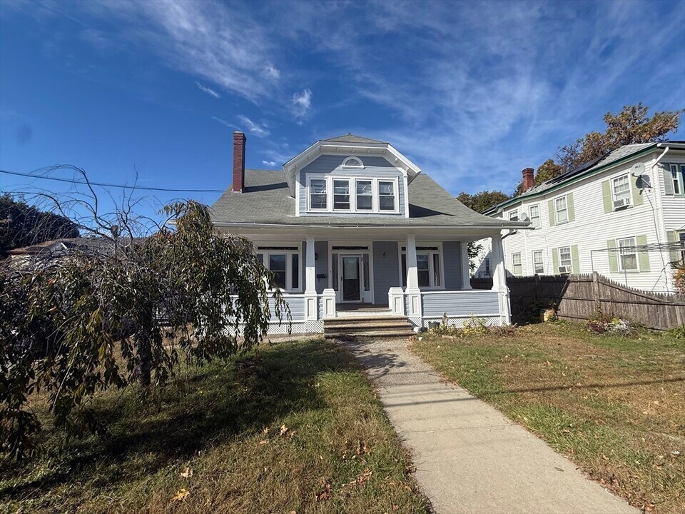 66 Riverside St in Lowell, MA - Building Photo