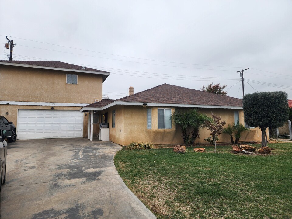 678 W Henderson Ave in Porterville, CA - Building Photo