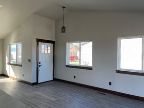 127 One Wy Lp in Hamilton, MT - Building Photo - Building Photo
