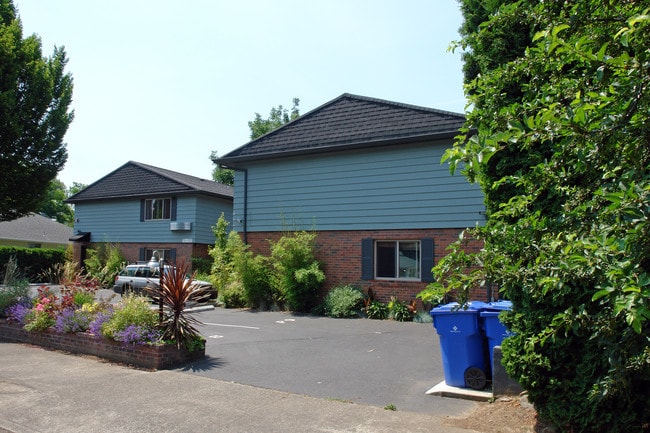 311-327 SE 32nd Ave in Portland, OR - Building Photo - Building Photo