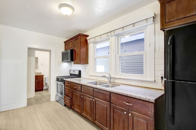 136 N Riverside Ave in Rialto, CA - Building Photo - Building Photo