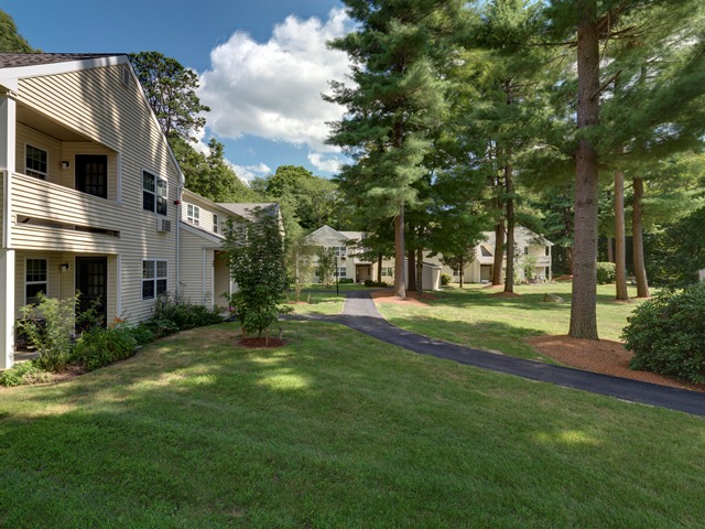 Wilkins Glen in Medfield, MA - Foto de edificio